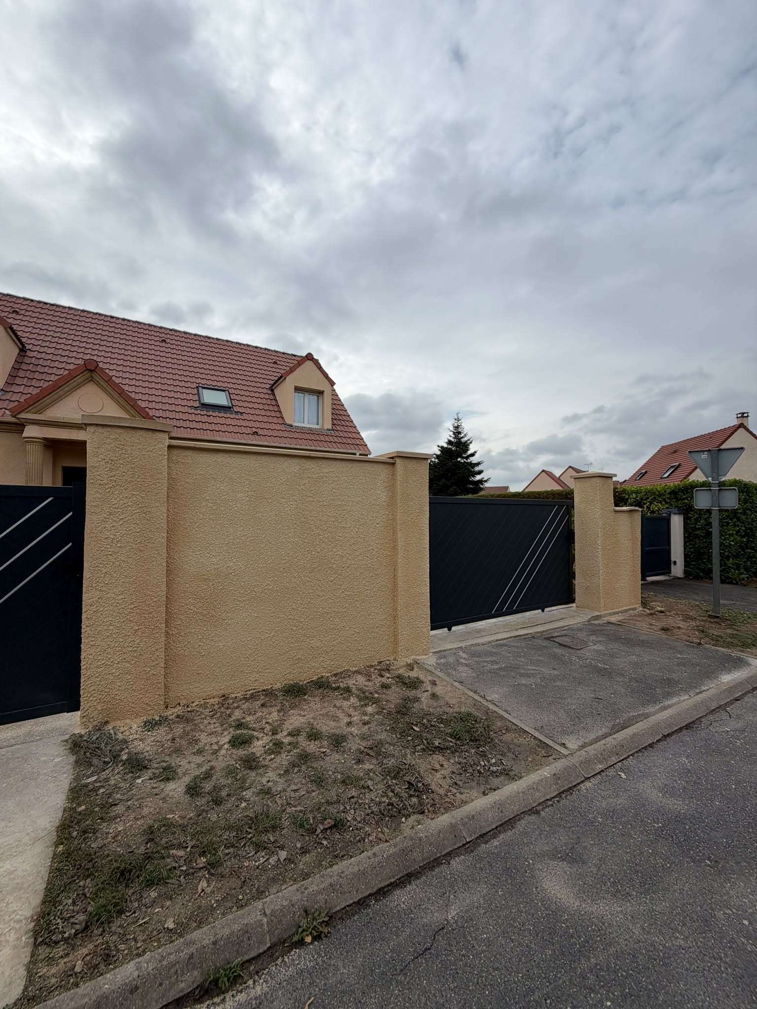 Mur de clôture enduit avec portail coulissant posé