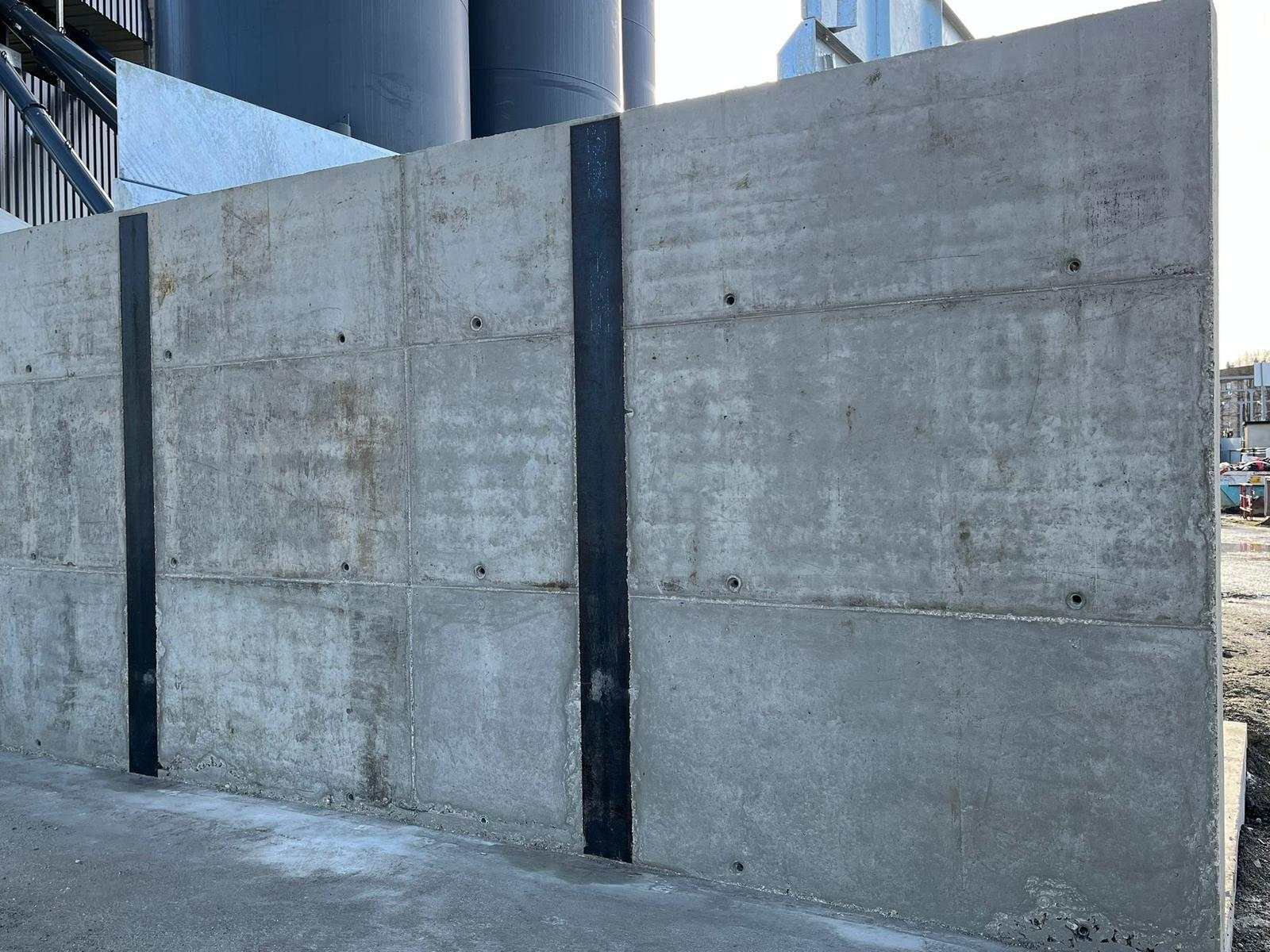 Voile en béton banché décoffré, avec les marques des panneaux de coffrage